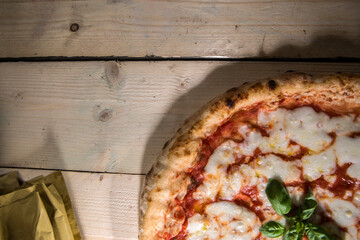 Pizza tonda al pomodoro sopra un tavolo di legno