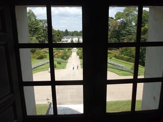 Blick aus einem Schloßfenster auf Park und Orangerie des Schlosses Cheverny, Frankreich