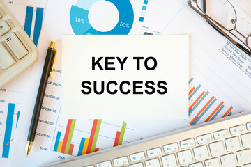 Obraz premium Key to success is written in a document on the office desk, diagram and keyboard