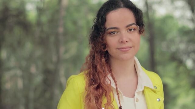 c&aacute;mara girando sobre una mujer en el bosque, con el fondo en movimiento, efecto Parallax