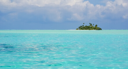 Uninhabited tropical island with palm trees. empty space with beautiful turquoise lagoon