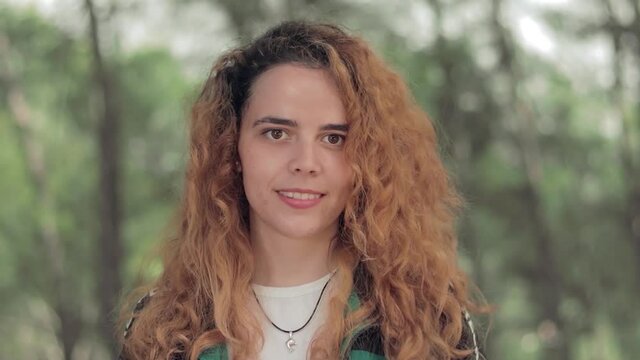 c&aacute;mara girando sobre una mujer en el bosque, con el fondo en movimiento, efecto Parallax