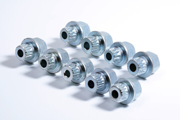 The heads for the wheel locks lie in two rows on a white background. Wheel lock set.