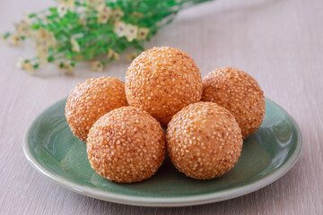 Sesame seed balls on green plate..