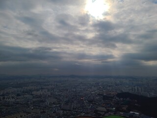 Obraz premium 구름속 햇빛