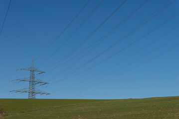 Strommast vor blauem Himmel
