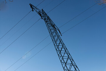 Strommast vor blauem Himmel
