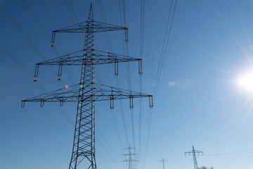 Strommasten vor blauem Himmel
