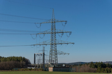 Umspannwerk auf freiem Feld
