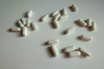 A lot of white caplets of kelp dietary supplement