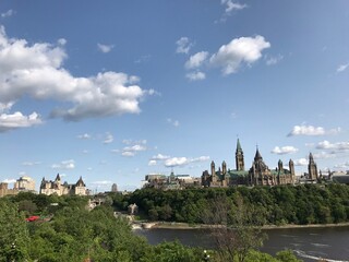 Obraz premium Parliament hill with Canadian parliament buildings and library. Downtown Ottawa in the background. Ottawa, Ontario, Canada