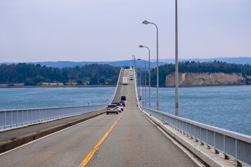 Obraz premium Long seaside roads and cars