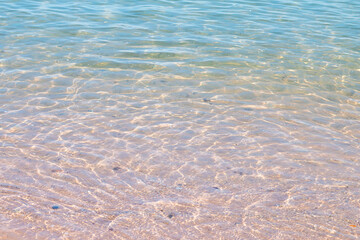 The sea surface has glare.