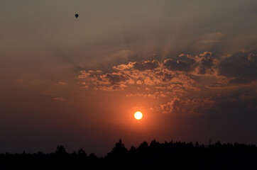 Ballons mit einem Sonnenaufgang im Salzkammergut, Österreich, Europa - Balloons with a sunrise in...