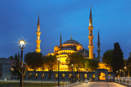 Sultanahmet Mosque at night, Istanbul, Turkey