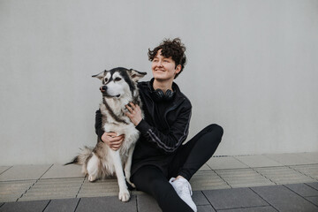Fototapeta premium Mensch und Hund erholen sich gemeinsam nach dem Work Out 