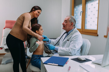 Obraz premium Medical professional with female child and her mother
