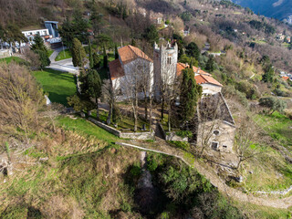 La Pieve della Cappella o Pieve di San Martino si trova nel borgo ad Azzano, a Seravezza (LU):...