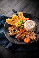 carnero patacones arroz