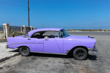 Obraz na płótnie Canvas Voiture (mauve) américaine rétro à la Havane, Cuba