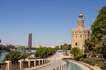 Fototapeta na wymiar Vista de Sevilla y la Torre del Oro