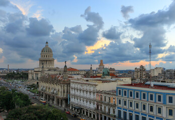 Obraz premium Capitole et paysage urbain au coucher de soleil à la Havane, Cuba