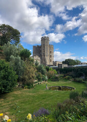 Fototapeta na wymiar Hermosa vista del jardín y perspectiva de la Torre del Castillo