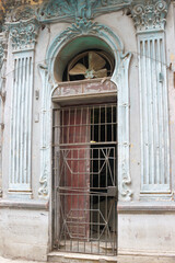 Fototapeta na wymiar Porte d’immeuble avec ventilateur à la Havane, Cuba
