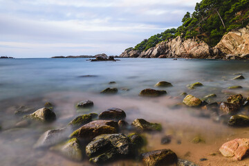 Obraz premium Beach and rocks at the coastline.