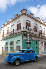 Fototapeta na wymiar Voiture américaine ancienne, rue de la Havane, Cuba