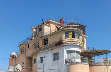 Fototapeta na wymiar Immeuble vétuste à terrasses, la Havane, Cuba