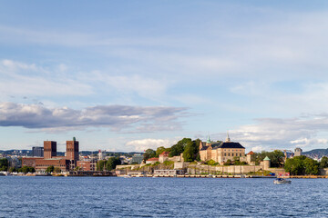 Fototapeta na wymiar Panoramica, panoramic, vista o view de la ciudad de Oslo en el pais de Noruega o Norway desde el Mar o Sea