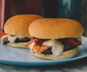 Hamburguesa con queso cheddar y bacon