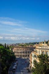 Fototapeta premium Vista del Coliseo romano de Roma desde el monumento de Victor Manuel II, se ve la vía del foro imperial y el cielo azul