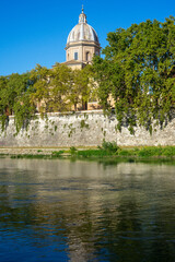 Fototapeta na wymiar Iglesia de San Juan de los Florentinos, Roma, Italia, con vista del Río Tiber. San Giovanni Battista dei Fiorentini