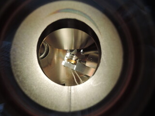 High vacuum analytical chamber with sample inside