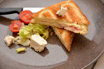 french toast salato con prosciutto e formaggio italiano gorgonzola in piatto con insalata e pomodori