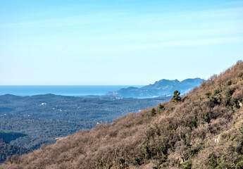 Panorama sur la mer depuis la montagne sir la Côte d'Azur