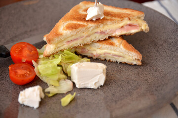 french toast salato con prosciutto e formaggio italiano gorgonzola in piatto con insalata e pomodori