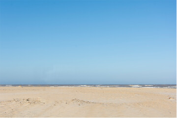 Fototapeta na wymiar Playa vacía con arena y cielo celeste