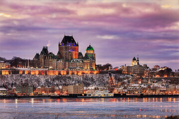 Obraz premium A winter sunset over the Old Town of Quebec City