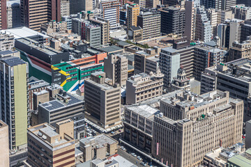 Obraz premium Vista del centro de Johannesburgo repleto de edificios.