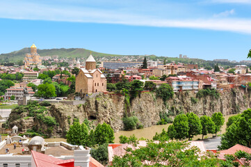 Obraz premium Old Tbilisi cityscape with Mtkvari (Kura) river embankment and Metekhi church, Georgia