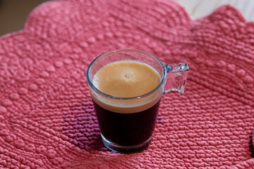 Tasse de café sur un napperon