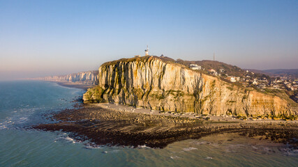 Obraz premium Enfilade de falaise au soleil couchant, Normandie.