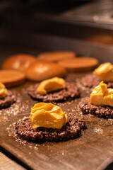 Preparando hamburguer gourmet