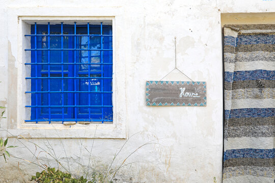 fachada de casa blanca con ventana azul pueblo rural mediterr&aacute;neo almer&iacute;a 4M0A0363-as21