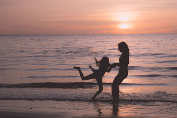 Siostry na plaży  o wschodzie słońca 