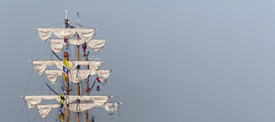 drei Masten eines Segelschiffes mit Textfreiraum © URS.INHO