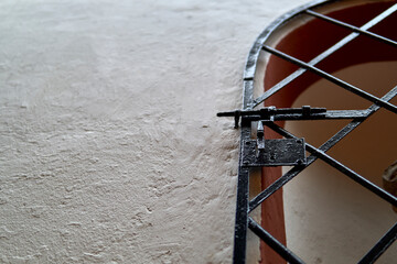 Cancela con cerrojo sobre pared.